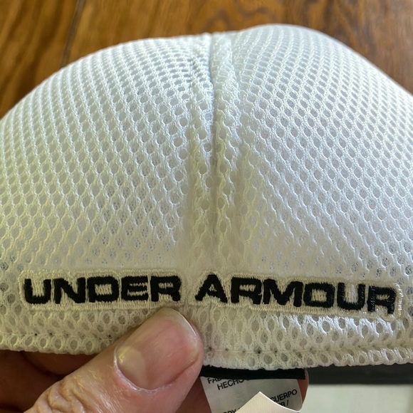 NWOT MD/LG UNDER ARMOUR GOLF CAP WITH MESH SIDES AND BACK - Picture 2 of 6
